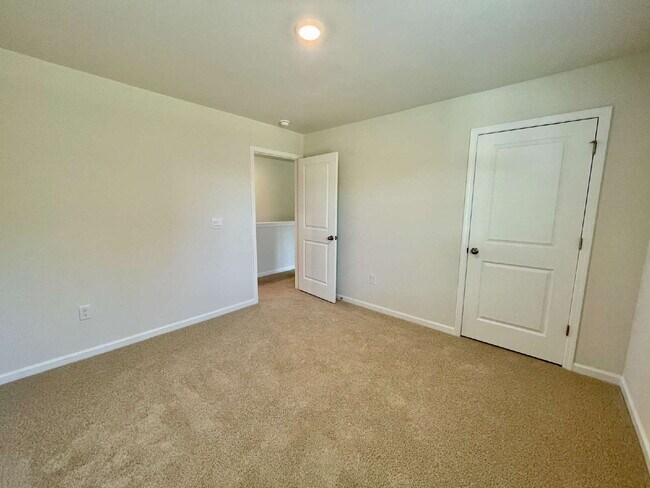 Building Photo - Spacious 5-Bedroom Haven With 3 Full Baths...