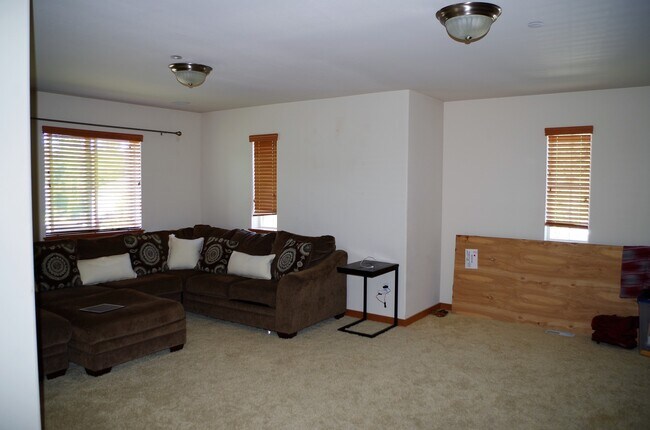 Building Photo - 4BR, 2.5 Bath + Loft DuPont Home