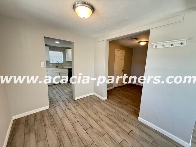 Building Photo - 2 Bedroom home on a large lot