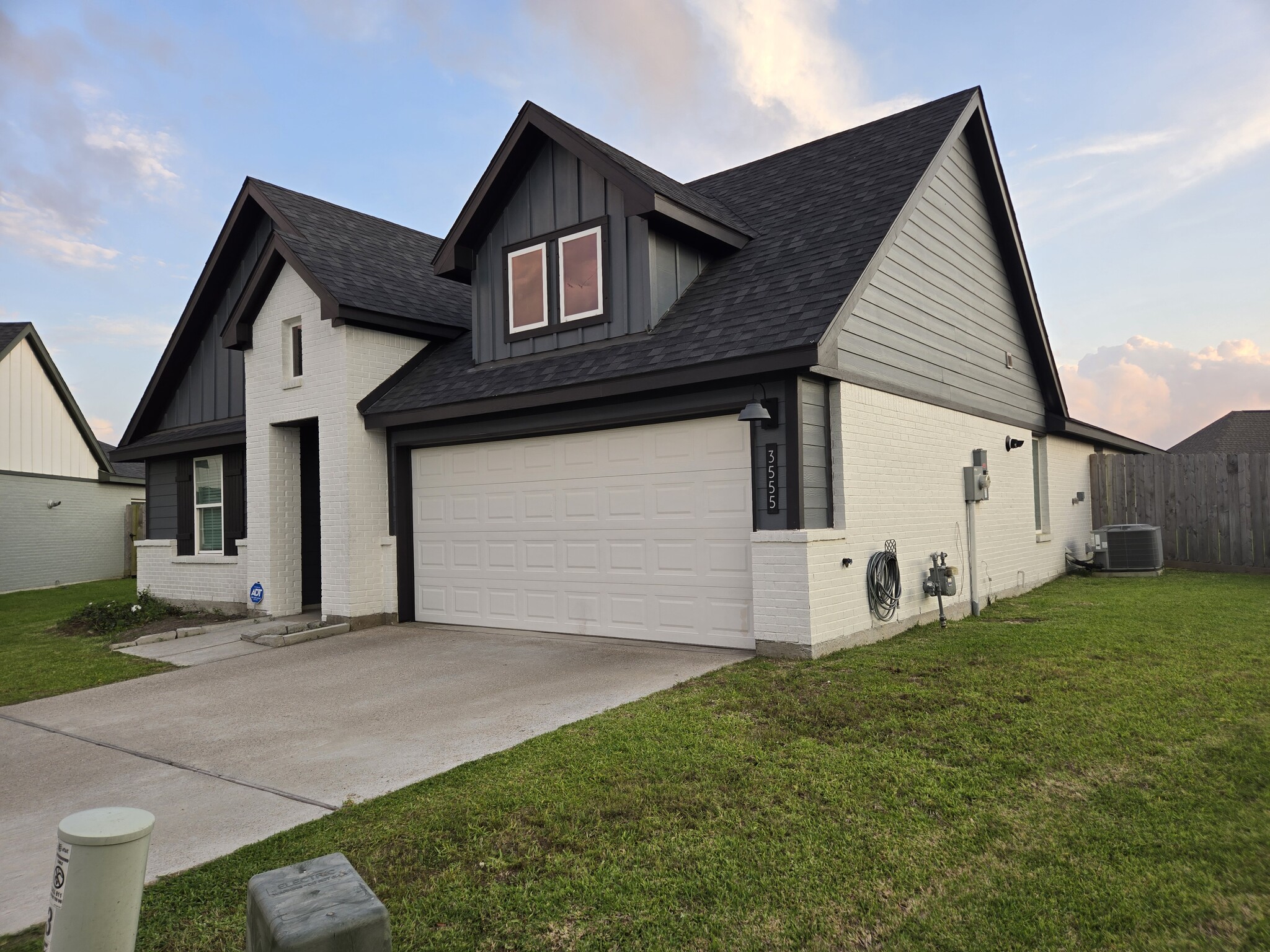 Building Photo - 3555 Crestfield Ln