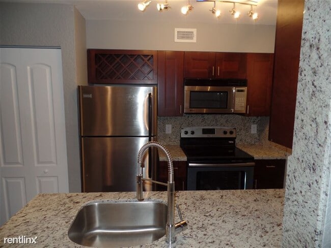 Building Photo - 1 br, 1 bath Condo - Lakeview Club