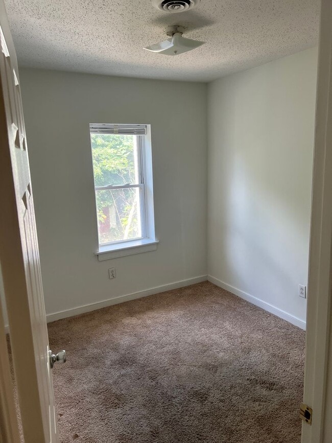 Building Photo - Home Sweet Home! Awesome 3 Bedroom/2 Bath Near VCU Is Just Waiting For You To Tour!