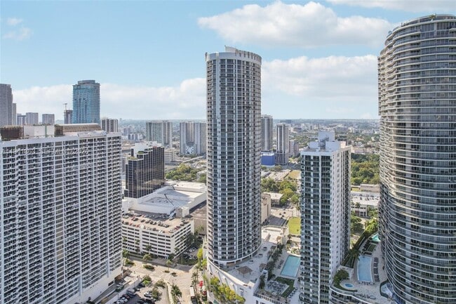 Building Photo - 1750 N Bayshore Dr