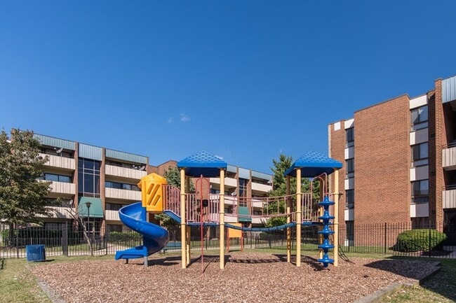 Building Photo - Spacious Three Bedroom Apartment Home Avai...
