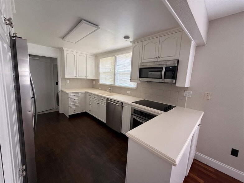 Building Photo - 5025 SW 64th Ave