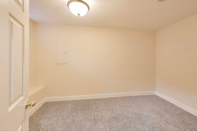 Building Photo - LEASE SPECIAL - $1,995 for a 16-24 month lease. 12 Month lease offered at $2,200 - .Spacious 2 Be...