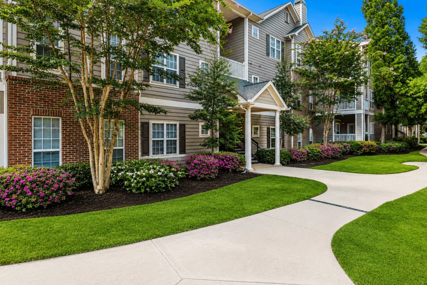 Building Photo - Village on the Green