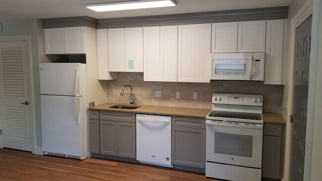 Building Photo - 462 Main St