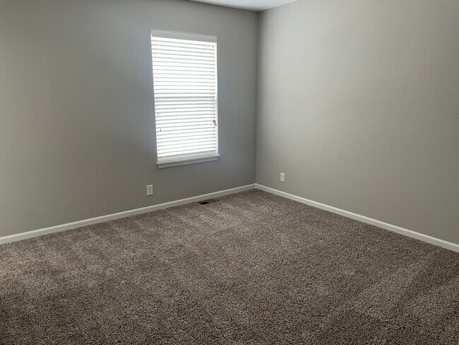Building Photo - 4 bedroom 2.5 bath - Blue Springs