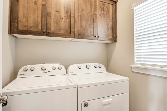 Building Photo - Spacious 3 Bed Townhome – East Provo Footh...