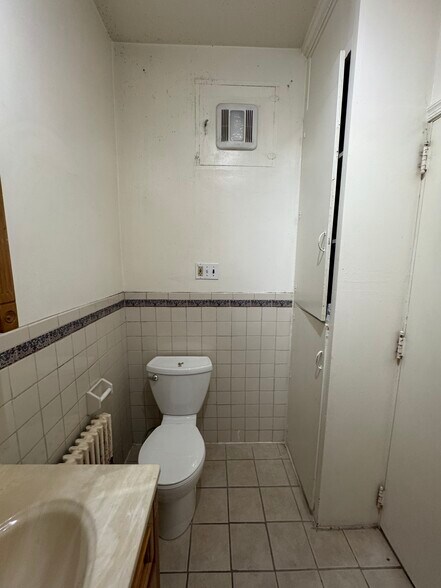 Main bathroom with shower/tub combo - 151 N Hanover St