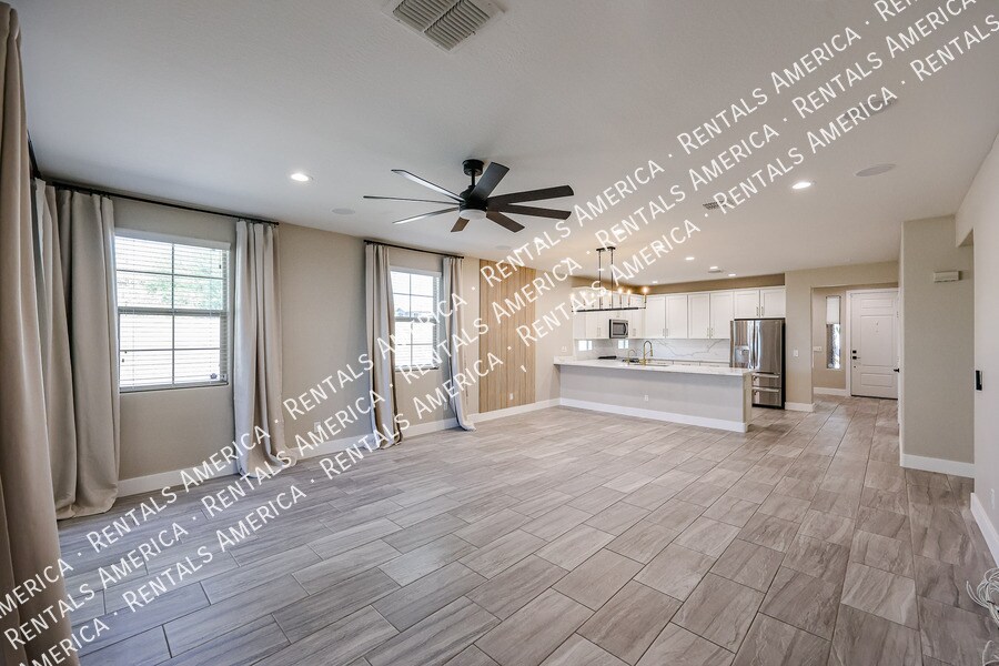 Building Photo - 7855 W Rock Springs Dr