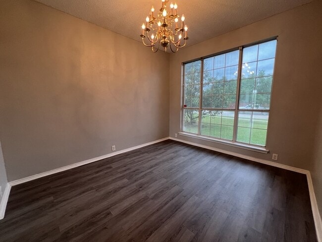 Building Photo - 2805 Crater Lake Ln