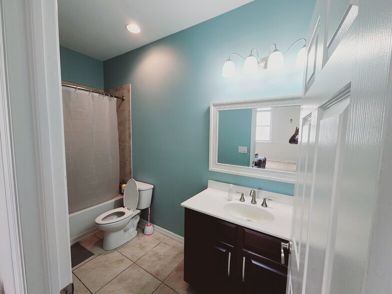Bath 2 - 4095 Wilmont Pl