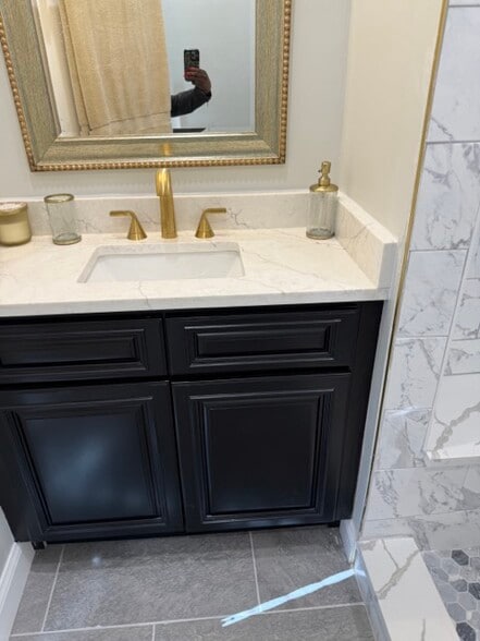 Master bedroom bathroom - 1402 W Saratoga St