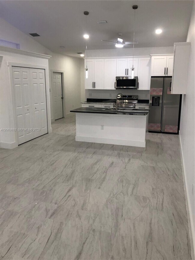 Building Photo - 4568 Golfview Blvd