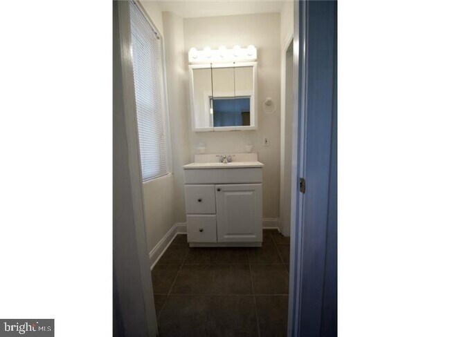 Building Photo - 541 Old Elm St