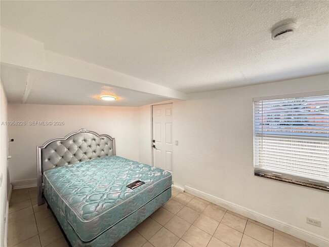 Building Photo - 2280 NE 136th St