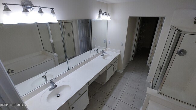 Building Photo - 11073 Castlemain Cir E