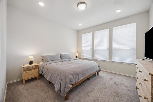 Building Photo - 1817 Agoura Hills Dr