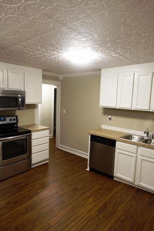 Kitchen #2 - 208 S Summit Ave