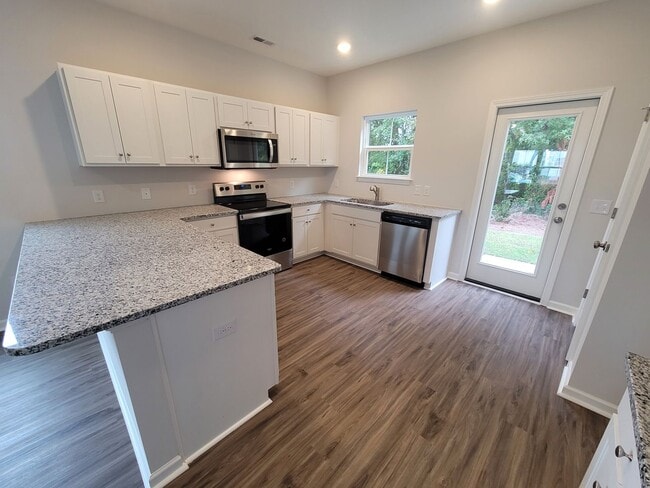 Building Photo - Welcome to our townhouse in the beautiful location of Leland, NC.