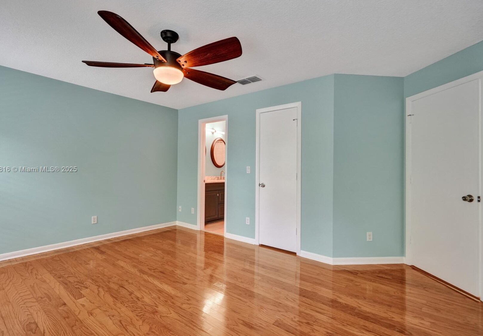 Building Photo - 8820 Woodside Ct