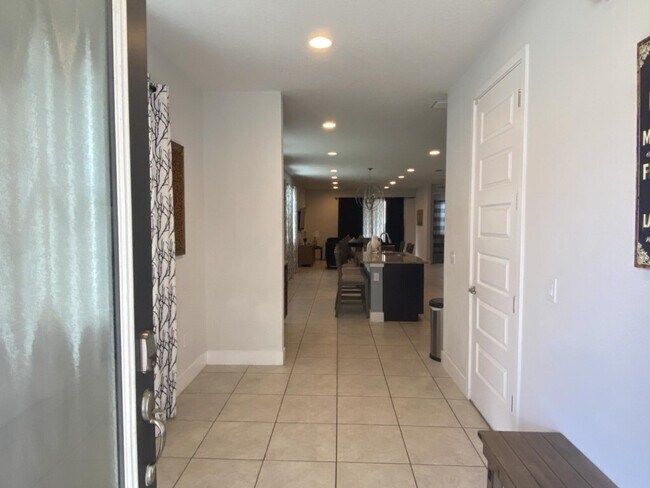 Building Photo - 350 Lasso Dr