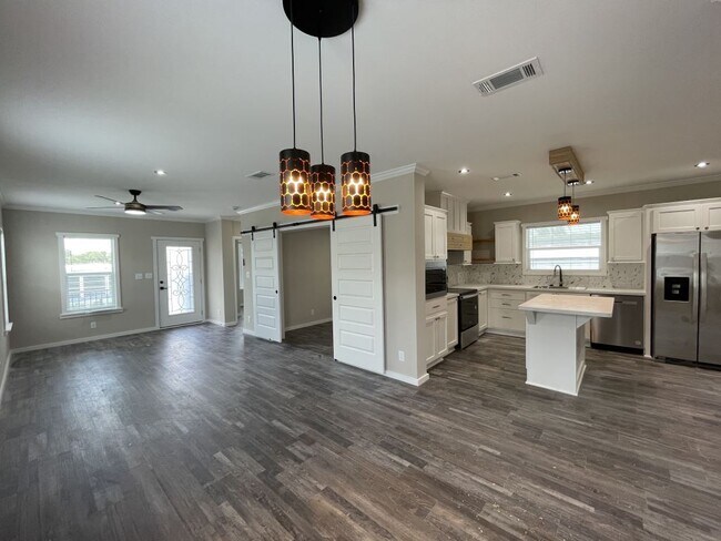 Building Photo - 437 Andros