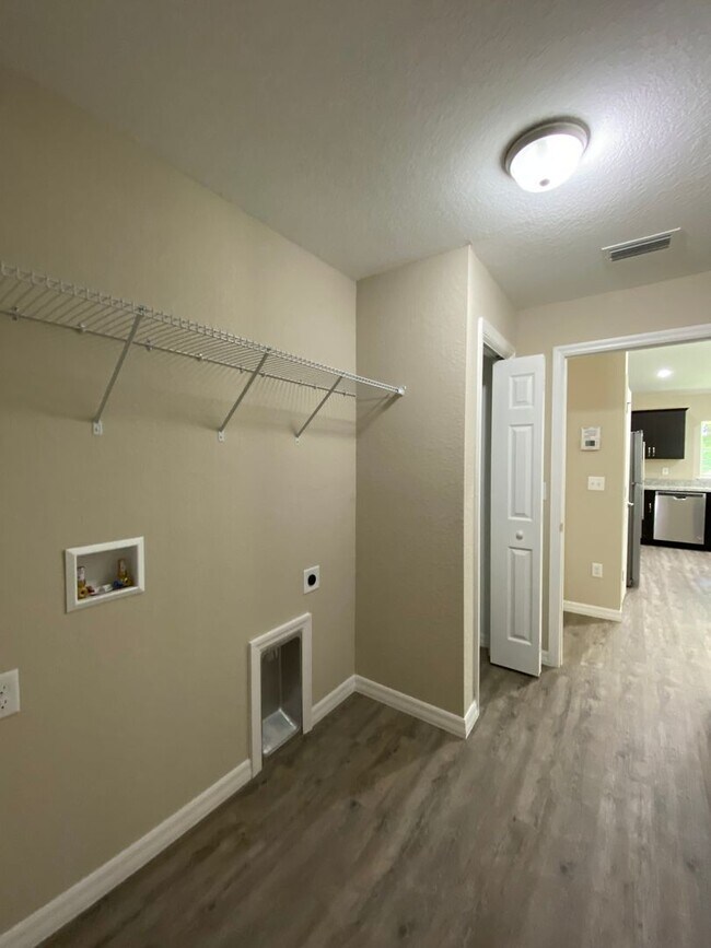 Building Photo - Custom Home - Desirable SE Ocala Neighborh...
