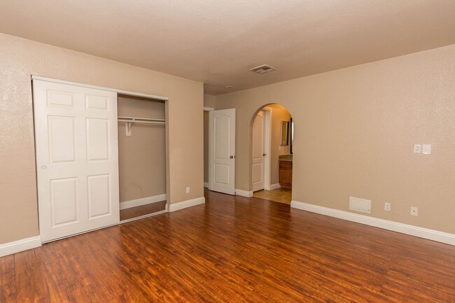 Building Photo - Lovely 2 Bedroom Condo Now Available!