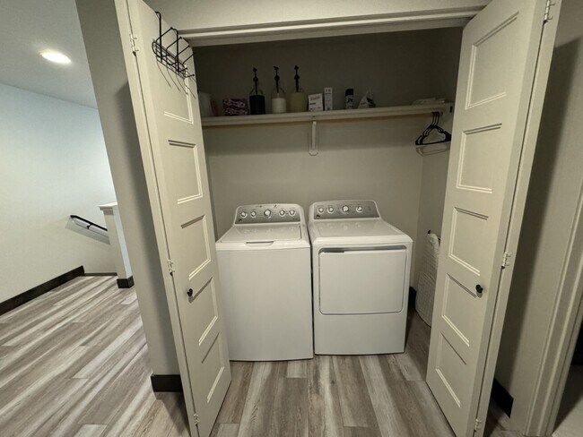 Building Photo - Whitefish townhouse for rent! 3 bed 2.5 bath 1 car attached garage. Walking distance to downtown ...