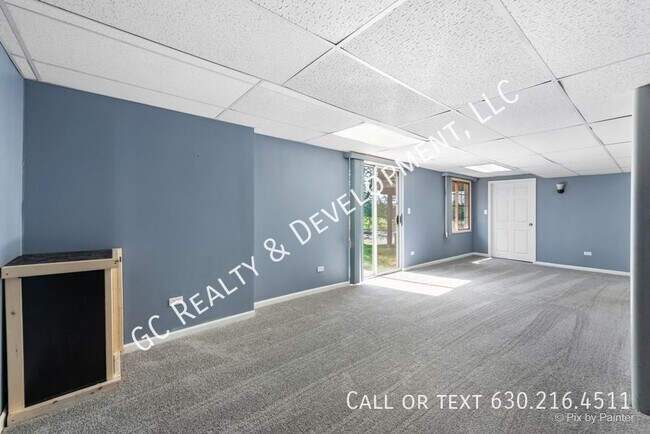 Building Photo - 590 Golfers Ln