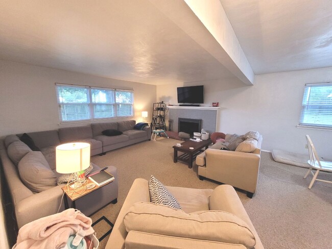 Building Photo - Spacious 5-Bedroom Home in Virginia Beach ...