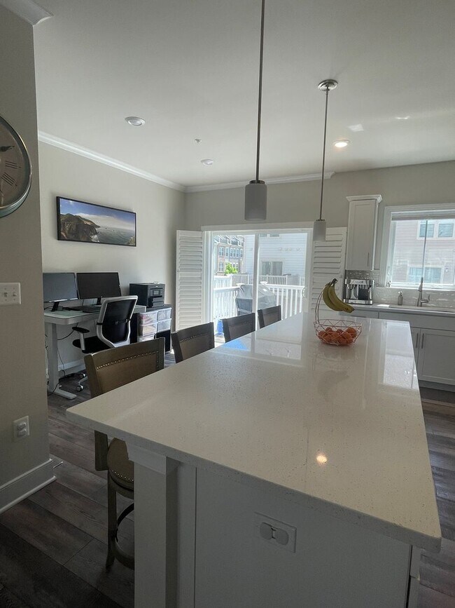 Building Photo - FOUR LEVEL TOWNHOUSE IN DOWNTOWN CROWN, 2 ...