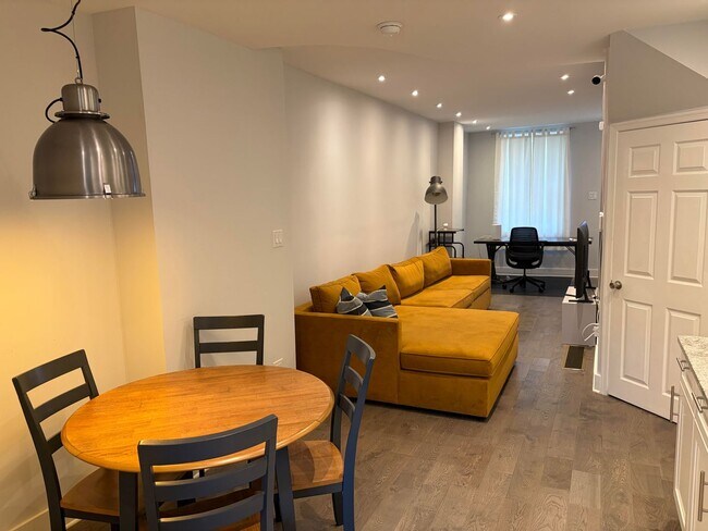 Building Photo - Modern 2- Story Townhome with Fenced in Back Yard