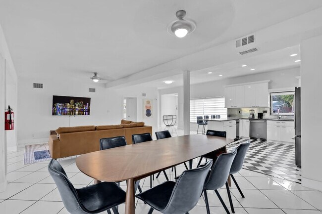 Building Photo - 1712 NE 18th Ave