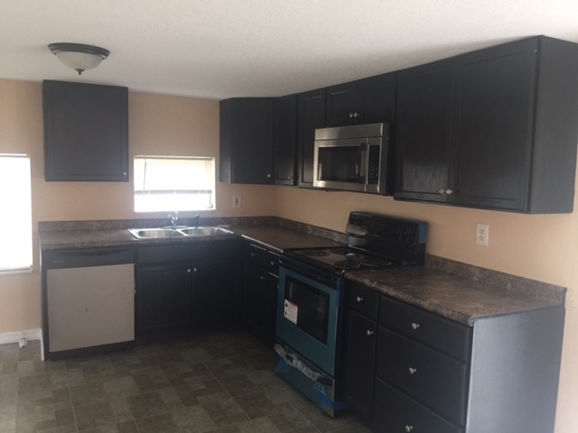 Building Photo - Duplex W/ 5 Manufactured Homes