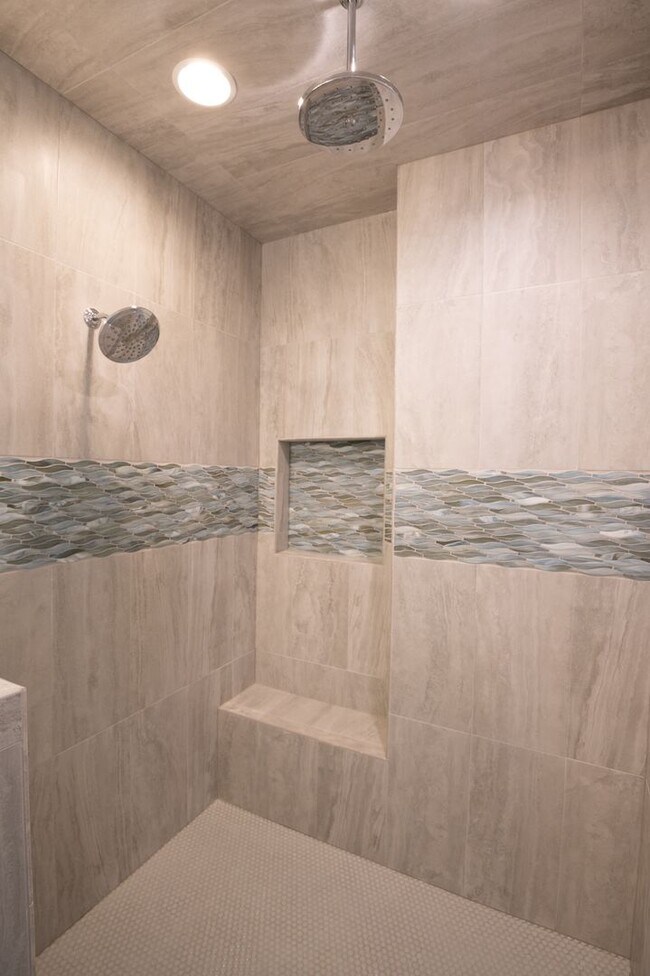 Building Photo - AWESOME OFF-SEASON SINGLE FAMILY BEACH HOM...