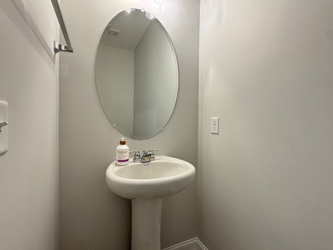 Building Photo - $500 RENT CREDIT | AVAILABLE NOW! (Pet Friendly)