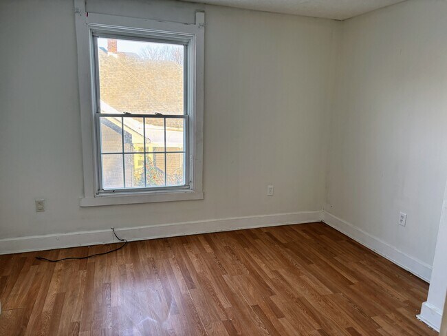 Building Photo - 2307 N Kenwood Ave