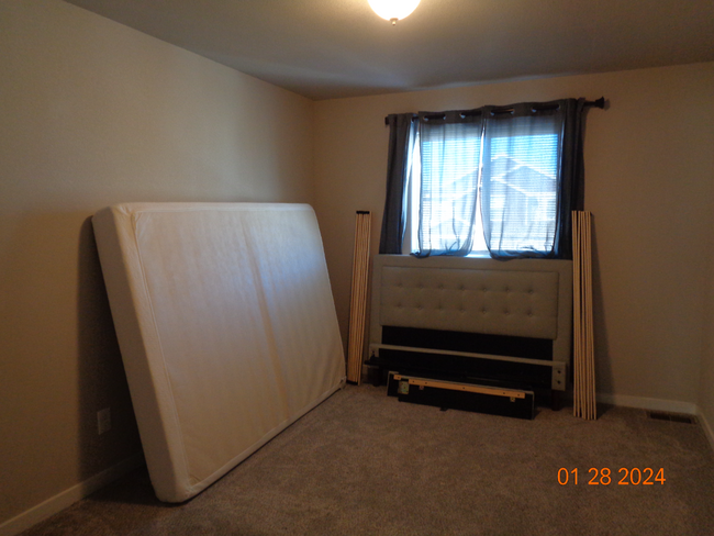Building Photo - Great neighborhood! with open space and wa...