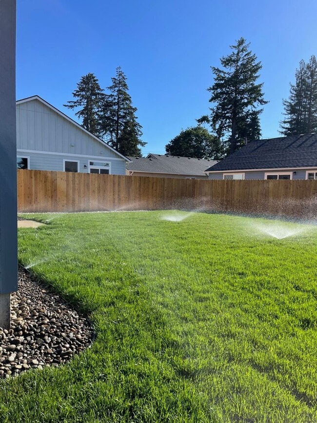 Building Photo - Eugene 3 Bed 2.5 Bath, 2 Story Single Fami...