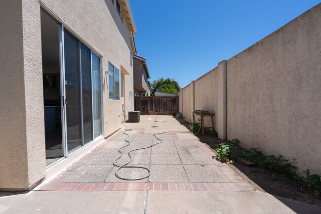 Building Photo - ***Exceptional 3BR/2.5BA Residence in Prime *** San Leandro Location