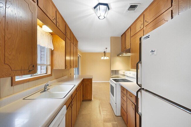Building Photo - Charming 2-Bed Retreat Near Landa Park & t...