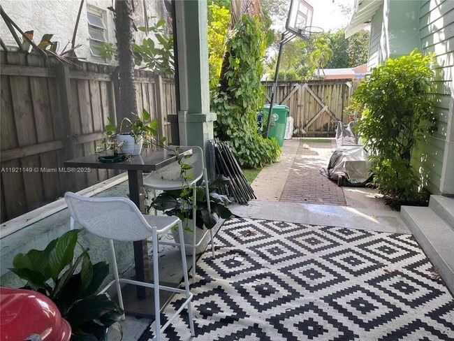 Building Photo - 27 NE 49th St