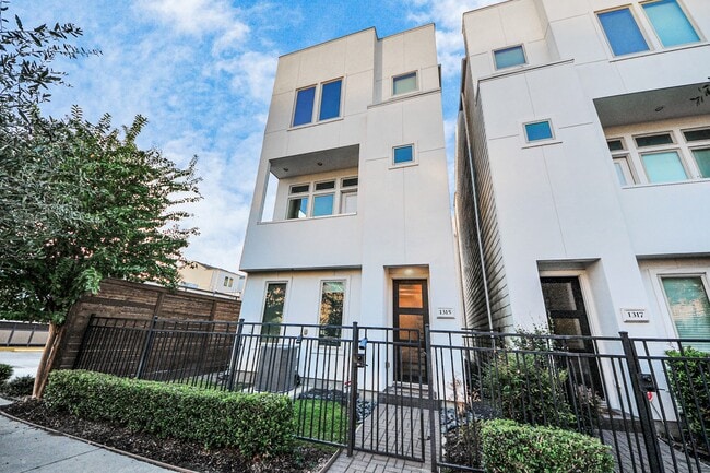 Primary Photo - 1315 Nagle St