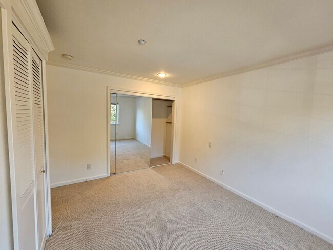 Building Photo - CLASSY CONDO - Spacious 1 Bed/1 Bath in Luxurious Setting - MENLO PARK