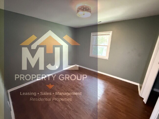 Building Photo - Spacious 3 Bedroom / 1 Bath Apartment in Sugar Creek *Ready Now*