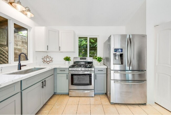 Building Photo - 70 Hui Rd F